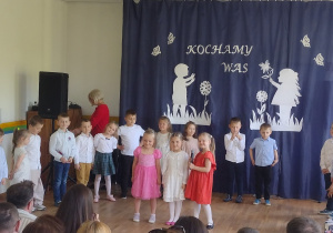 Dziewczynki zaśpiewały wzruszającą piosenkę dla Mam