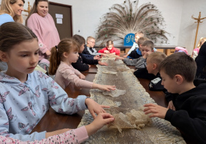 Była bardzo długa i cienka.