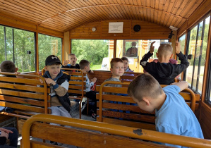 Z głośnika leciały opowieści.