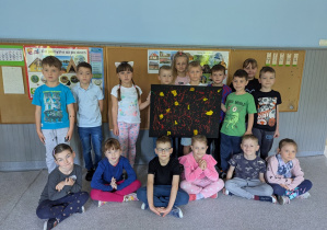 Artyści samodzielnie wykonali obraz abstrakcyjny.