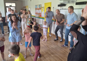 Pani prowadziła zumbę dla wszystkich.