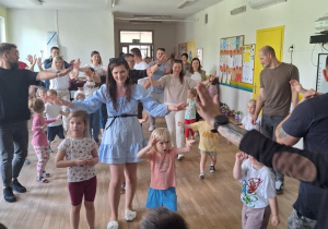 Ponownie ręce w bok.