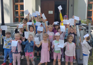 Wspólne zdjęcie przed biblioteką