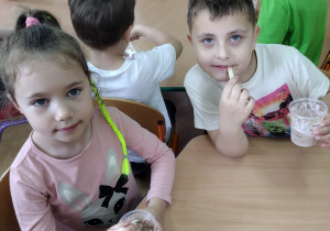 Hania i Tymon delektują się lodami
