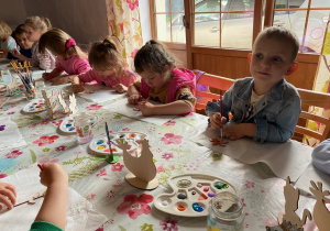 Kuba miał chyba nowy pomysł na ozdabianie kwiatka.