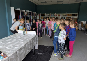 Tłumnie przybyliśmy do biblioteki.