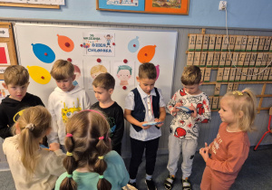 Wręczanie upominków dla chłopców