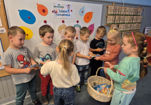 Wręczanie upominków dla chłopców