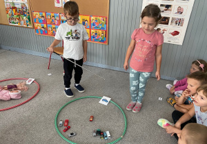 Ada i Emil sprawdzali poprawność wykonania zadania.
