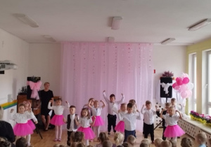 Z okazji Dnia Nauczyciela przygotowaliśmy występ dla wszystkich pracowników.