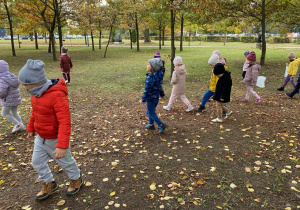 W poszukiwaniu kasztanów poszliśmy na plac obok kościoła.