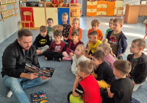 Tata Szymona czyta dzieciom bajki