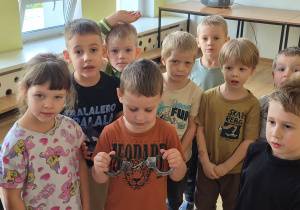 Chłopcy oglądają kajdanki