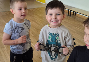 Chłopcy oglądają kajdanki