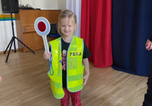 Nikola w policyjnej kamizelce.