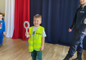 Zadowolony Ignaś z policyjnym lizakiem.