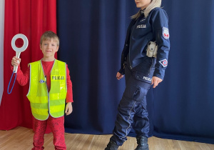 Robert w policyjnej kamizelce.