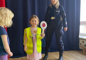 Wiktoria z policjantką.