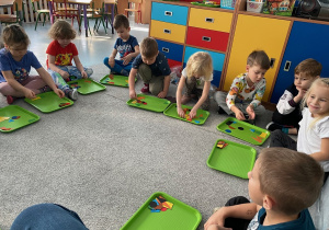 Najpierw przygotowaliśmy figury na tackach.