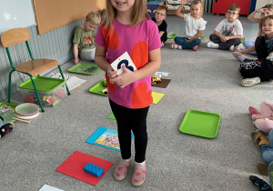 Zamyślona Ada przed wykonaniem zadania.