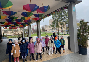 Przed wejściem do CKiSu na film.