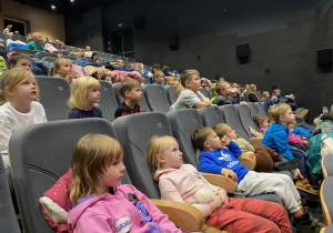 Słuchaliśmy z zaciekawieniem pani, która wprowadziła nas w tematykę filmu.