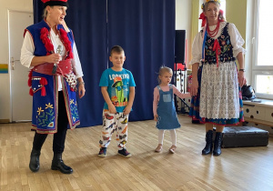 Pani opowiadała o elementach stroju.