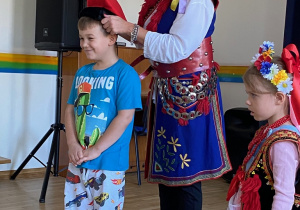 Mikołaj przygotowywany do roli krakowiaka.