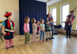 Słuchaliśmy też o tańcu polonez.