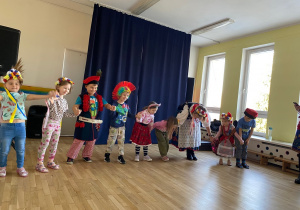 Wspólny ukłon na koniec tańca.