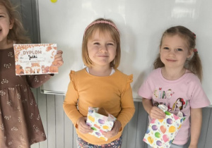 Dzieci dostały upominki i dyplomy za wzięcie udziału w konkursie.