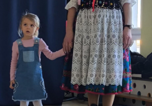 Zosia za chwilę przymierzy ludowy strój krakowski.