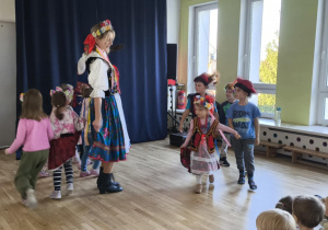 Wybrane dzieci ćwiczą taniec.