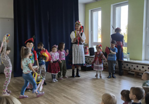 Pani opowiadała o tradycyjnym tańcu "polonez".