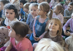 Dzieci z zaciekawieniem słuchały Pań występujących.