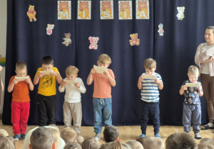 Zabawa kto pierwszy zje miodek