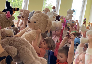 Każdy miał ze sobą swojego misia.