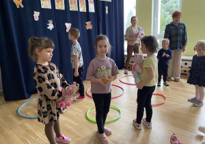 Ada wzięła udział w zabawie z kołami.