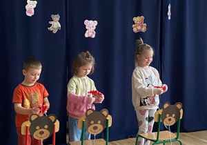 Ola w zabawie z nitką.