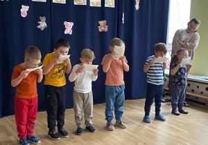 Antek w konkursie kto pierwszy wyliże miodek.