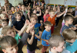 Obserwowaliśmy uważnie pokazywane ruchy do tańca.