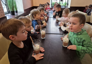 Pijemy pyszną czekoladę z piankami