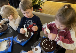 Ozdabialiśmy torciki wedlowskie.