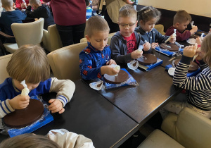 Ozdabialiśmy torciki z zaangażowaniem.