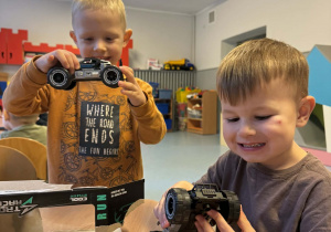 Prezenty przypadły chłopcom do gustu