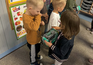 Dziewczynki rozdają chłopcom prezenty