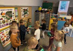 Dziewczynki rozdają chłopcom prezent