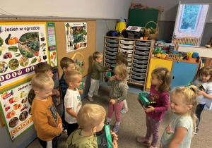 Dziewczynki rozdają chłopcom prezent