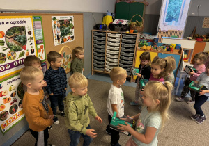 Dziewczynki rozdają chłopcom prezent