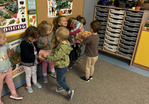 Chłopcy rozdali dziewczynkom słodki upominek